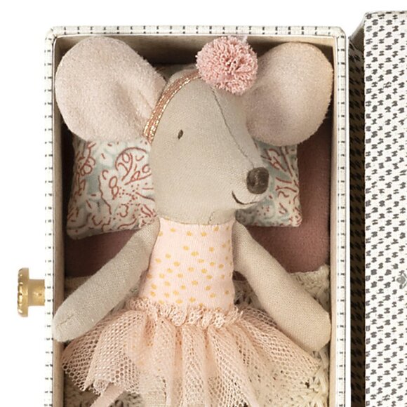 Maileg bundle LITTLE SISTER DANCE MOUSE Rose NWOT no daybed +3 tiny wire hangers - Picture 3 of 11
